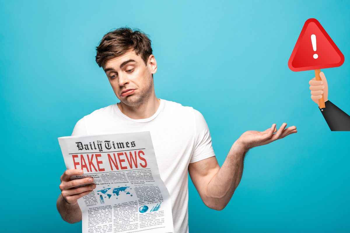 Ragazzo che legge fake news