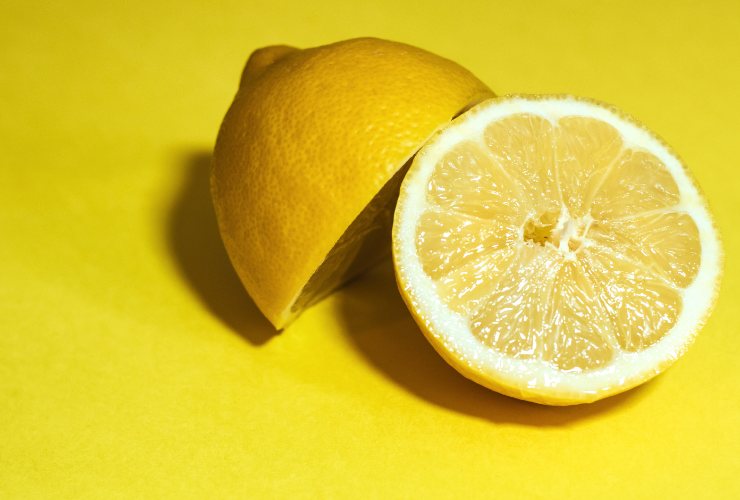 limone tagliato a metà su sfondo giallo