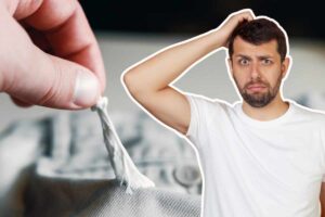 gomma sui vestiti e uomo che pensa