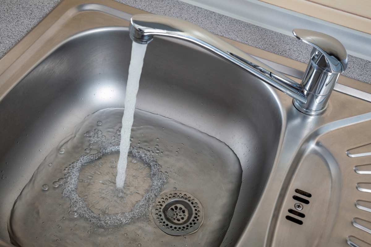 lavello cucina con acqua aperta